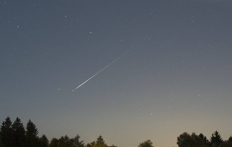 Při pozorování Perseid za svitu Měsíce v roce 2014 spadl i tento jasný meteor, který však podle astronomů z Ondřejova nebyla Perseida.
