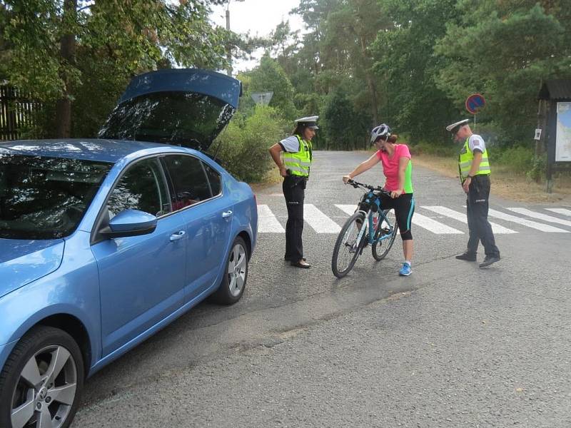 Dopravně preventivní akcí v blízkosti cyklistického  okruhu Máchova jezera v Doksech pokračovala kampaň Na kole bezpečně.