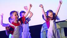 V přestávkách mezi přebíráním cen diváci vystoupení dětského tanečního souboru.