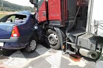Dopravní nehoda nákladního auta s osobním si v pátek v Jestřebí vyžádala lidský život.