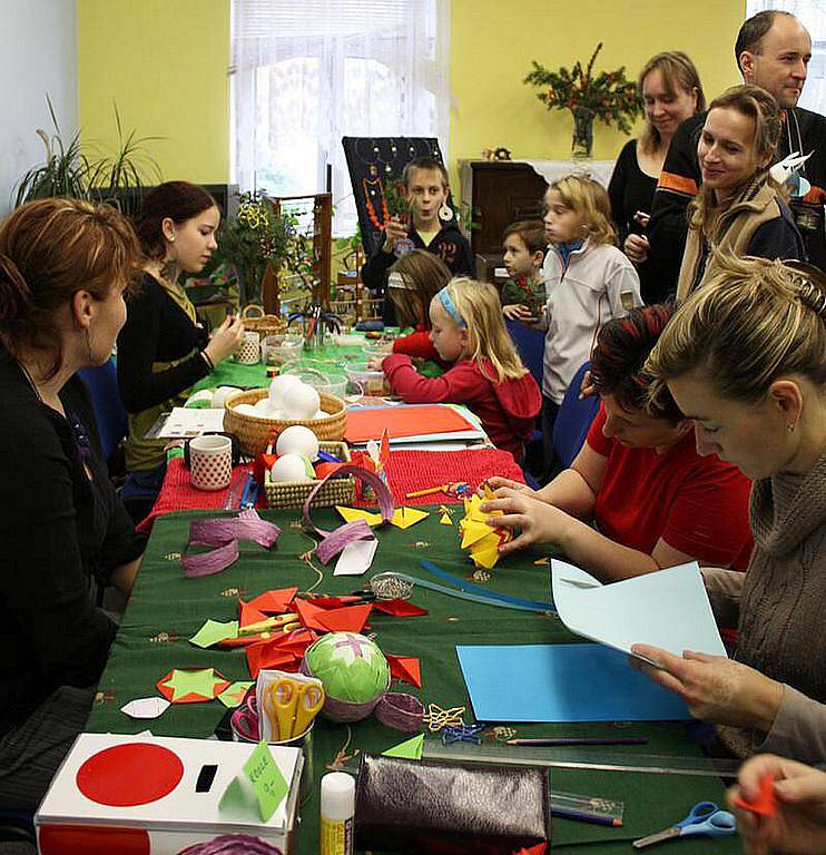 Doslova velmi příjemnou atmosféru vytvořili dobrovolníci novoborské Základní organizace Červeného kříže, kteří společně s pracovníky Domu dětí a mládeže Smetanka věnovali téměř celou sobotu akci nazvané Předvánoční inspirace.