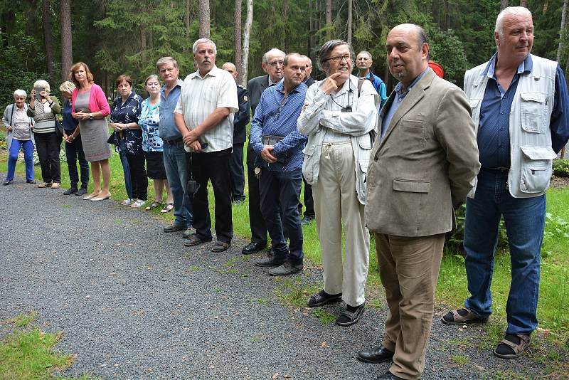 Symbolický hrob židovských obyvatel Nového Boru, kteří se během II. světové války stali oběťmi holocaustu, odhalili na novoborském Lesním hřbitově.