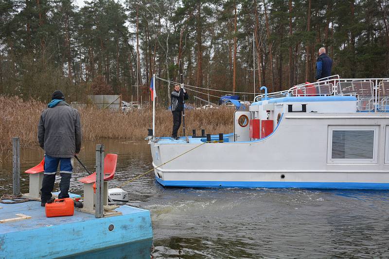 Velké manévry probíhaly téměř celé pondělí poblíž přístaviště výletních lodí v Doksech.