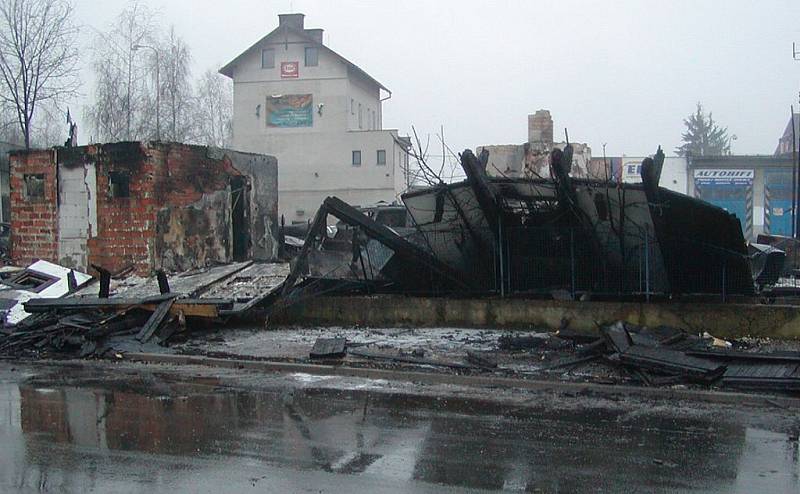 Největší škodu loni způsobil požár, který vznikl 24. prosince 2008 v areálu autobazaru v ulici Svárovská v České Lípě. 