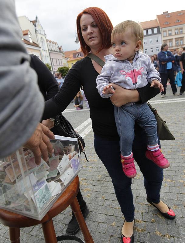 Hudebníci s velkým srdcem i široká veřejnost se sešli ve středu odpoledne na náměstí v České Lípě. Probíhala zde benefiční akce na podporu českolipského hudebníka Petra Güntera, který letos v červenci prodělal mrtvici.