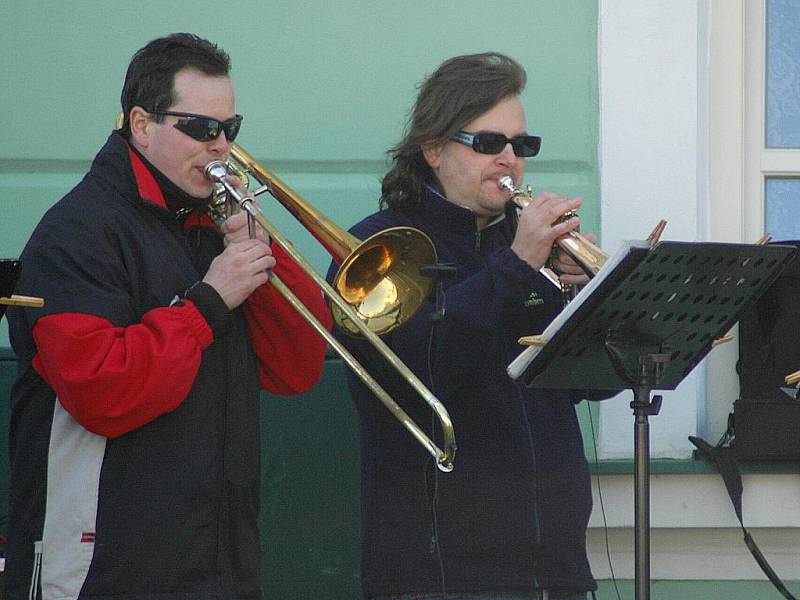 Přehlídku, kterou doprovázela živá muzika, hostilo dubské náměstí a desítky návštěvníků mohly obdivovat přibližně patnáct starých bicyklů z doby 1. republiky, na kterých přijela i dobově oblečená posádka.