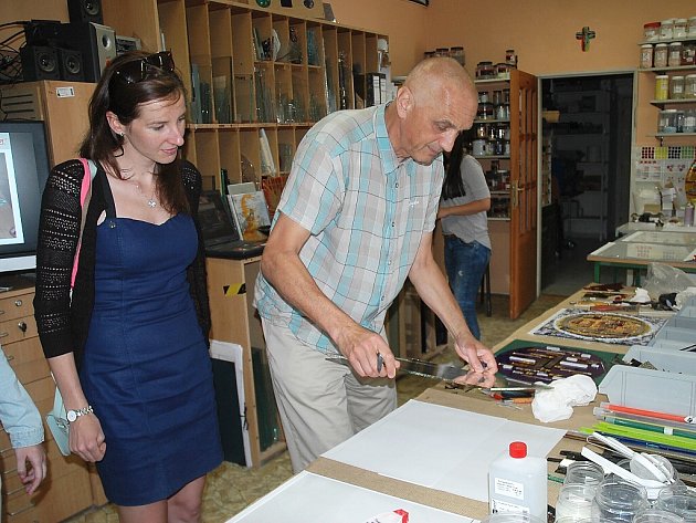 V prostorách sklářského studia TGK ve Skalici u České Lípy probíhal od pátku workshop s architektem, hercem a básníkem Davidem Vávrou.