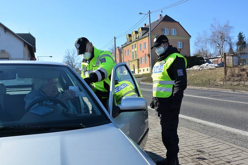 Policejní hlídka u uzavřeného motorestu na Práchni. Úterý 2. března