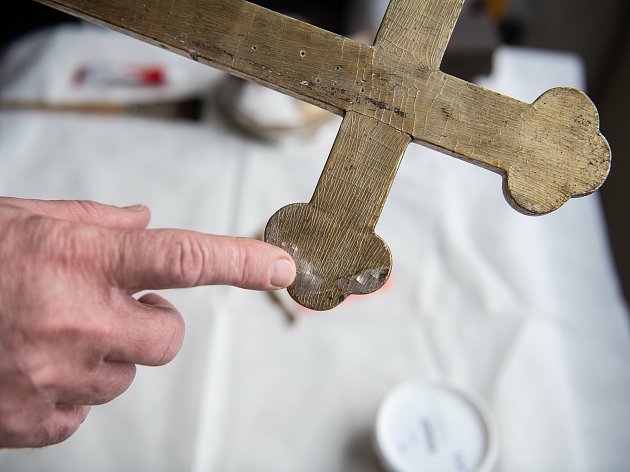 Dřív než Václav Hodinka začne pracovat, musí zjistit, v jakém stavu je daná věc a jak byla např před 150 lety vyrobena. Zde ukazuje původní postříbření kříže.