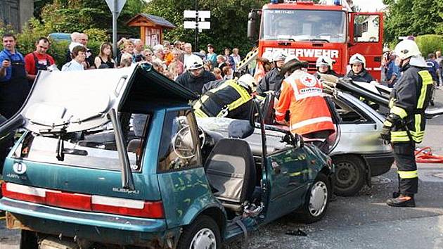 Rychlostí blesku se vrhli do akce hasiči z SDH Cvikov. Než se jejich němečtí partneři rozkoukali, vyprostili z havarovaného auta dvě osoby. 