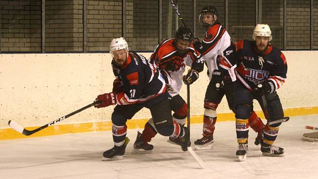 Hokejisté Jičína vyhráli základní část krajské hokejové ligy na Liberecku.