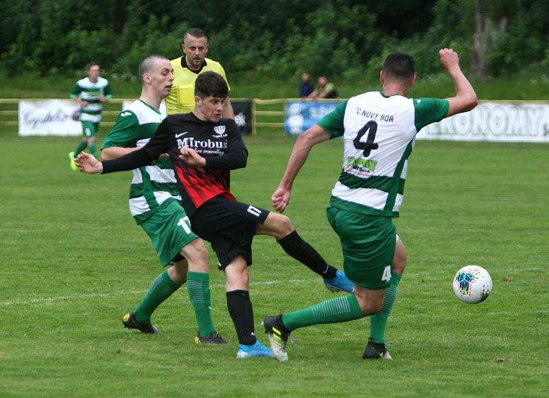 Hanl střílí mezi Liškou a Devátým vyrovnávací branku na 2:2.