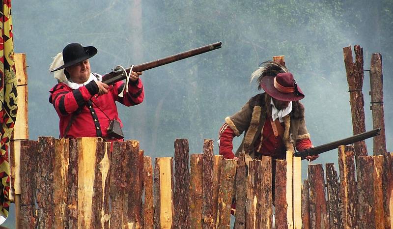 Skupina historického šermu Garde pořádala v sobotu tradiční Cvikovské hřmění - bitvu z období třicetileté války. 