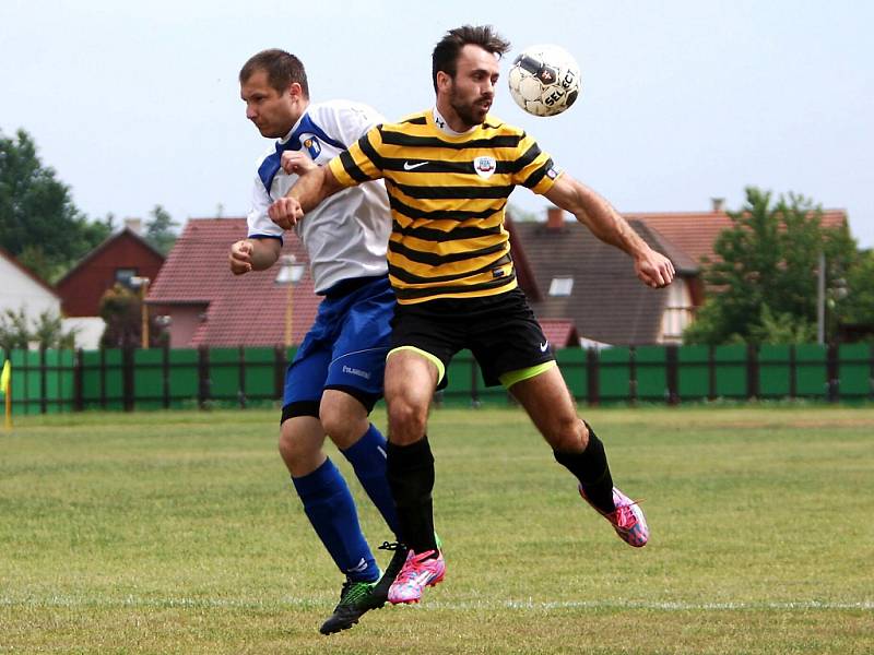 Zákupy - Holany 3:11. Jerson v hlavičkovém souboji s hostujícím Fořtíkem (v pruhovaném).