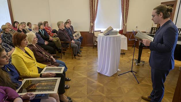 V České Lípě představili knihu Krajem svaté Zdislavy.