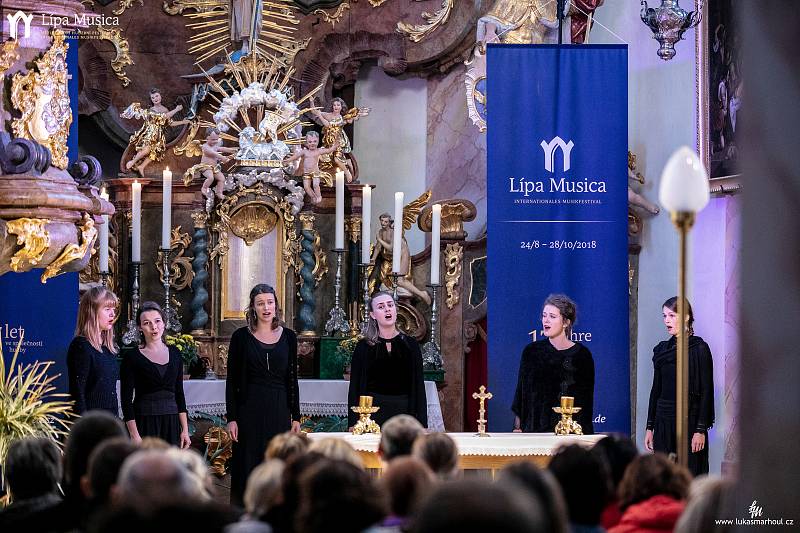 Vokální hudba zněla nedělním podvečerem na festivalu Lípa Musica v kostele svatých Petra a Pavla v Horním Prysku. Jeho protagonistou byl křehký i silný ženský sextet SJAELLA z Lipska.