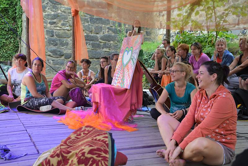 Vyznavači a příznivci oblíbeného cvičení, technik dýchání i meditace měli svůj den v areálu Vodního hradu Lipý v České Lípě.