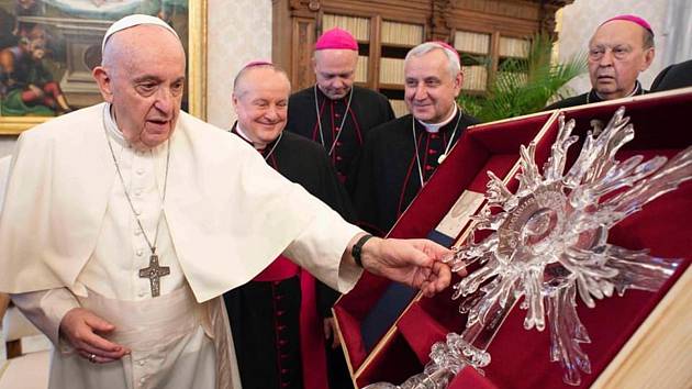 Skláři z Kunratic u Cvikova ukáží unikát, který vezli papeži do Vatikánu.