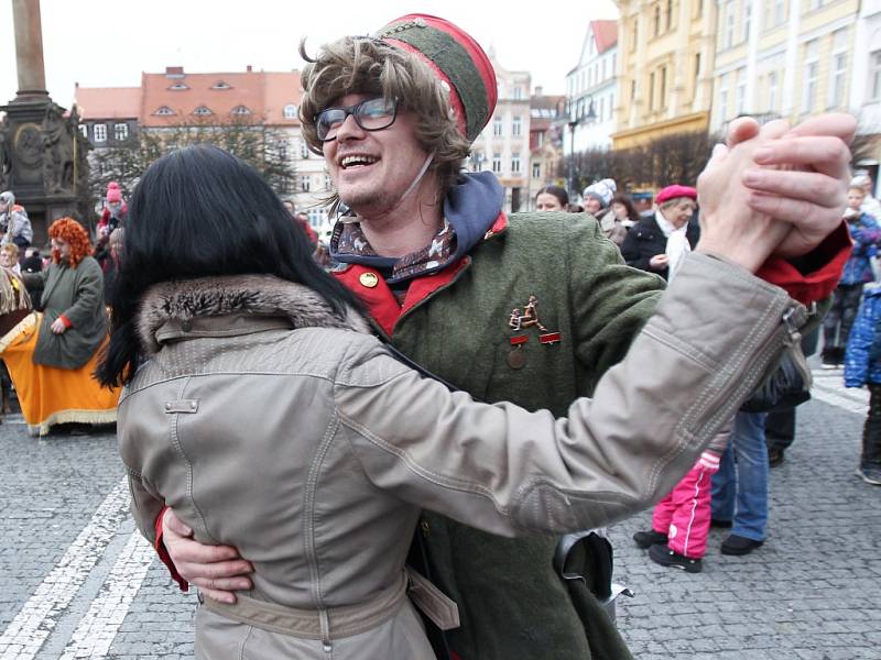 V ulicích České Lípy se na nedělním masopustu bavily desítky lidí.