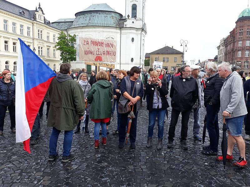 Už pošesté se protestovalo také v Novém Boru, kam dorazilo cca 250 lidí.