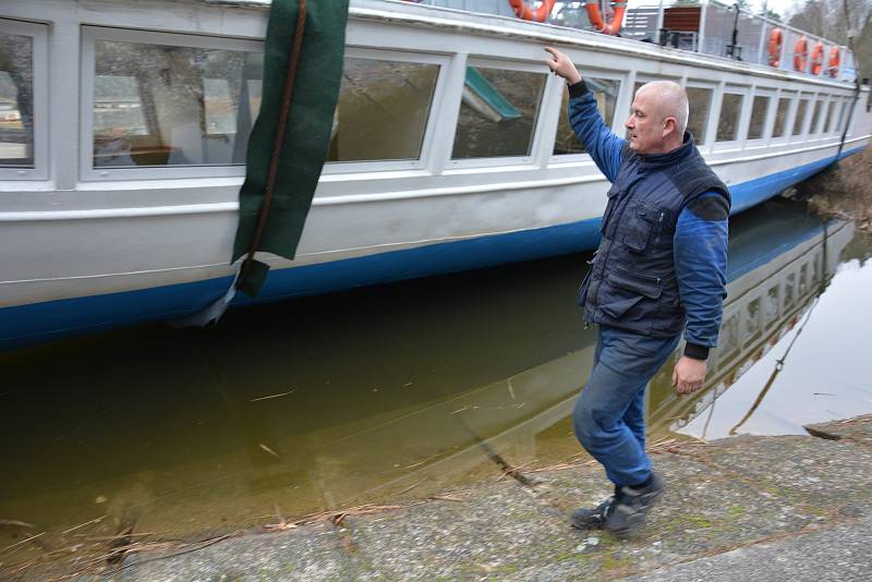 Velké manévry probíhaly téměř celé pondělí poblíž přístaviště výletních lodí v Doksech.