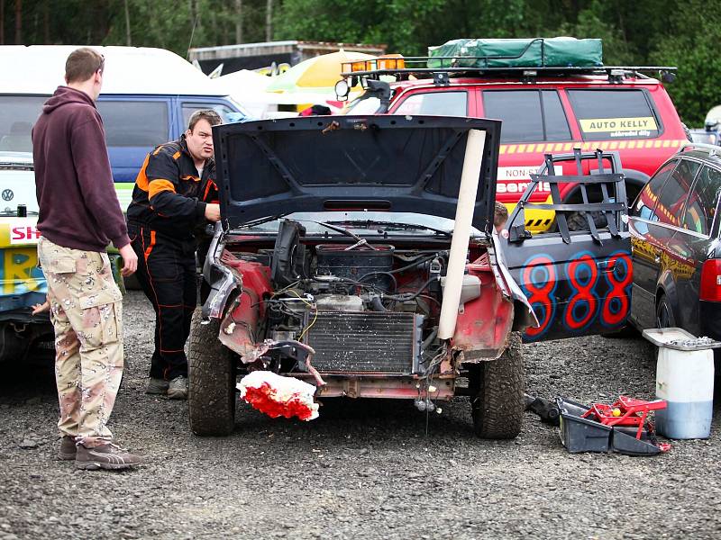 Destruction derby na autodromu. Den první.