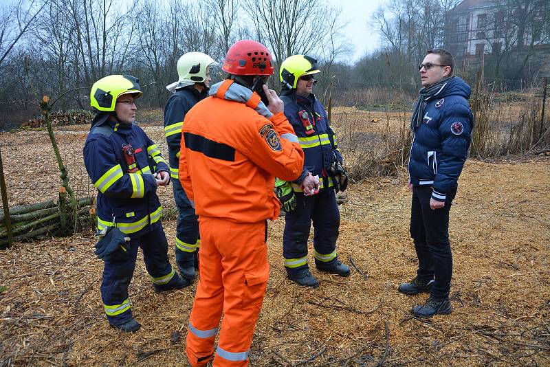 Pravděpodobně kvůli výkyvům zimního počasí, zatékání a celkové katastrofální zchátralosti bývalého hospodářského dvora státního zámku v Zákupech se ve čtvrtek ráno zřítila jedna část budovy na severní straně.