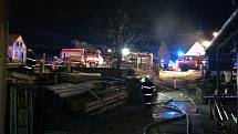 Požár poničil sklad dřevního materiálu ve Velenicích.
