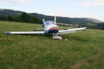 Ultralehké letadlo zavadilo při přistávání o osobní vozidlo. Nehoda se stala u letiště v Českém Dubu.