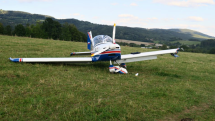 Ultralehké letadlo zavadilo při přistávání o osobní vozidlo. Nehoda se stala u letiště v Českém Dubu.