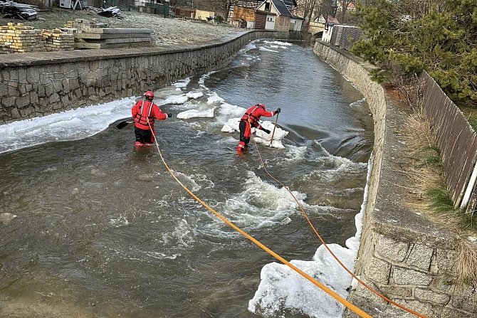 Perný den měli ve čtvrtek 11. ledna hasiči ze Zákup. Na řece Svitávce odstraňovali ledové kry.