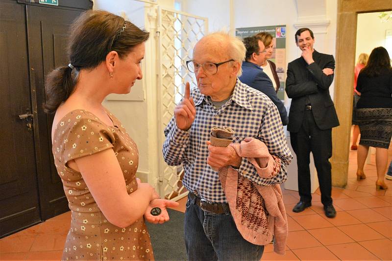 Tiše a ve spánku, těsně před svými 99. narozeninami zemřel Vlastimil Pospíchal. Sklářská legenda z Nového Boru.  (Foto z vernisáže výstavy v dubnu 2018 ve Sklářském muzeu Nový Bor)