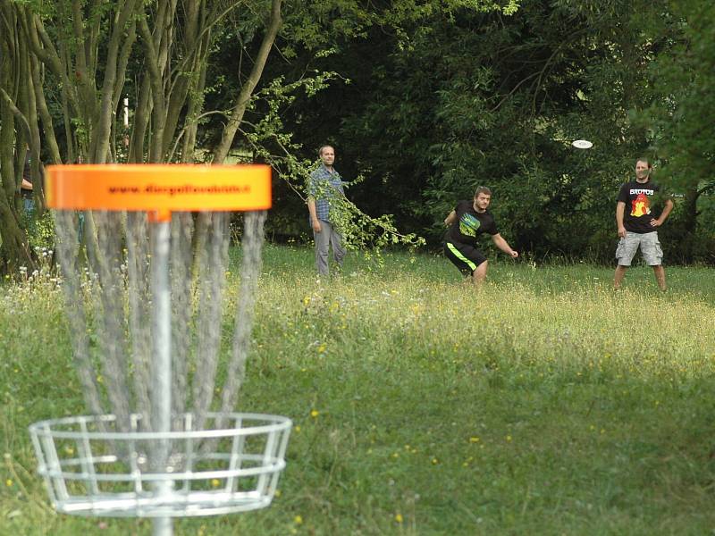 Na okraji českolipského sídliště Sever se ve čtvrtek otevřelo hřiště pro „golf s létajícími talíři“.