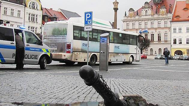 Řidič se s autobusem vydal na náměstí, a to i přesto, že zde platí zákaz vjezdu vozidel nad 3,5 tuny.