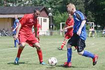 Dubice hrála s Jestřebím 1:1, ale na penalty podlehla 4:5. Semík se snaží obejít Gorola. 