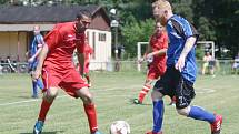 Dubice hrála s Jestřebím 1:1, ale na penalty podlehla 4:5. Semík se snaží obejít Gorola. 