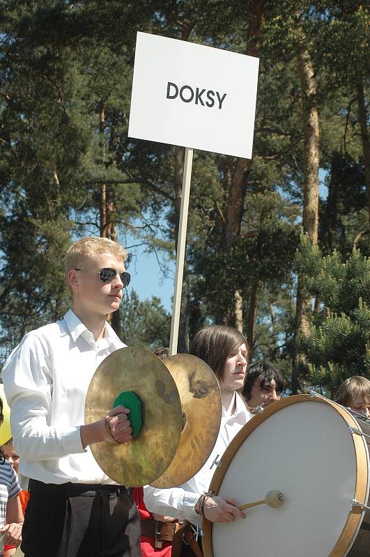 Tradiční otvírání Máchova jezera, jímž se zahajuje letní turistická sezona, letos město spojeno s historicky prvními farmářskými trhy v Doksech a se setkáním zástupců měst, která mají ve znaku paroží. 