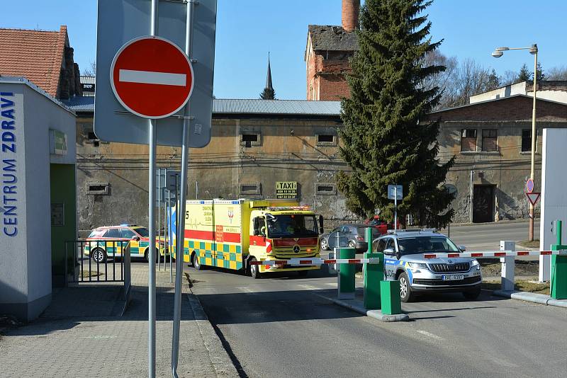 Pacienty s covidem odvezl Fénix do Motola.