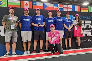 Studentský tým Pink Hawk ze Střední průmyslové školy v České Lípě uspěl na celosvětové finále závodu modelů vodíkových aut – Horizon Hydrogen Grand Prix, které se tento týden uskutečnilo v americkém Las Vegas.