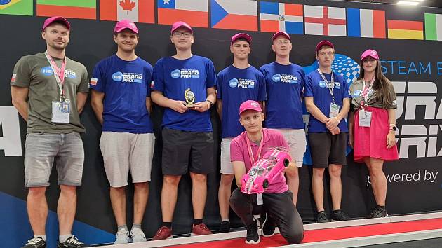 Studentský tým Pink Hawk ze Střední průmyslové školy v České Lípě uspěl na celosvětové finále závodu modelů vodíkových aut – Horizon Hydrogen Grand Prix, které se tento týden uskutečnilo v americkém Las Vegas.
