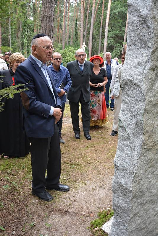 Symbolický hrob židovských obyvatel Nového Boru, kteří se během II. světové války stali oběťmi holocaustu, odhalili na novoborském Lesním hřbitově.