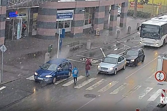 V úterý 21. prosince kolem 14. hodiny se v Hrnčířské ulici v centru České Lípy střetl zatím neznámý chlapec s osobním vozidlem značky Renault Megane tmavě modré barvy. Hocha potřebuje policie vyslechnout.