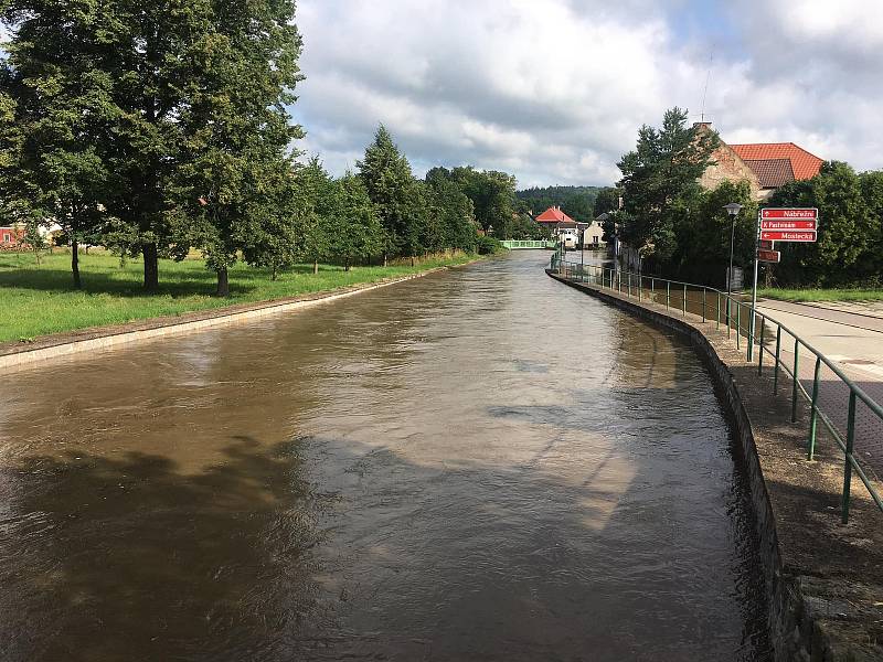 Povodně zaměstnaly i dobrovolné hasiče v Zákupech.