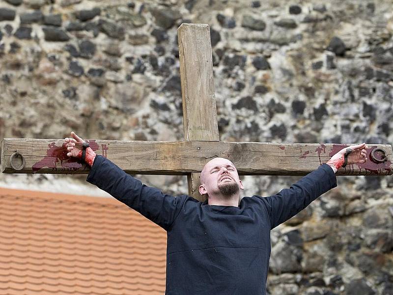 Pašijové hry, které každoročně na Bílou sobotu hostí vodní hrad Lipý v České Lípy, si ani v letošním roce nenechaly ujít stovky návštěvníků. Příběh o mučení a smrti Ježíše Krista předvedla skupinka místních ochotníků.  