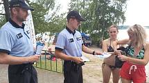 O víkendu policisté vyrazili v rámci preventivně bezpečnostní akce Bezpečně u vody do kempů a na pláže v okolí Máchova jezera.