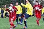 Dubice - Velký Valtinov 5:0. Štembera se snaží zablokovat střelu dubického Vodrážky.