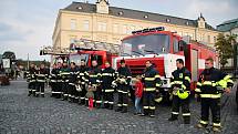 Profesionální hasiči předali jednotce SDH z Nového Boru dva zásahové automobily.