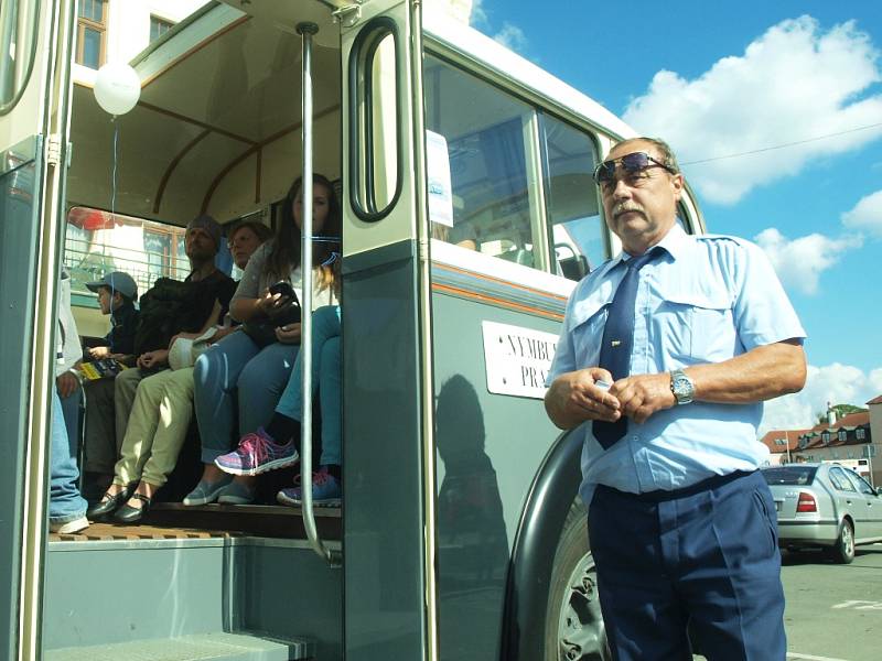  Jízdou v historických autobusech si lidé v České Lípě v sobotu mimo jiné připomněli, jak se jezdilo cestujícím v minulém století.