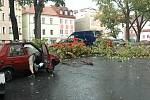 Blesková bouřka za sebou zanechala jen v České Lípě řadu popadaných stromů. Ulomené větve poškodily nan Škroupově náměstí favorit, řidiči se naštěstí nic nestalo.