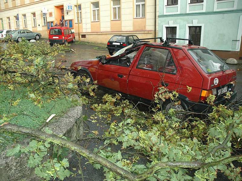 Blesková bouřka za sebou zanechala jen v České Lípě řadu popadaných stromů. Ulomené větve poškodily nan Škroupově náměstí favorit, řidiči se naštěstí nic nestalo.